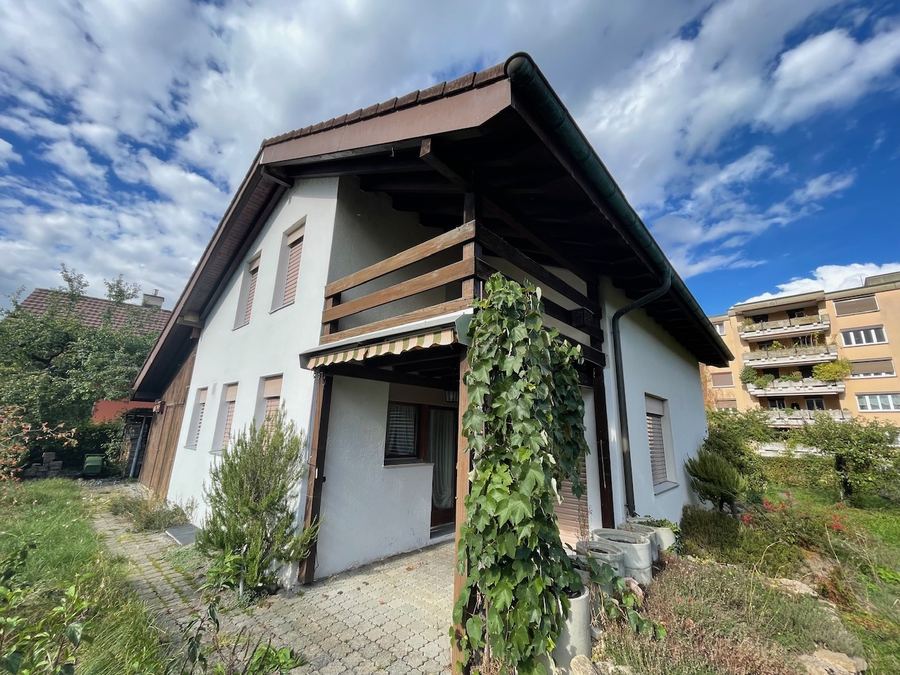 Hauseingangsseite mit Balkon, Birkenweg 5 Brugg